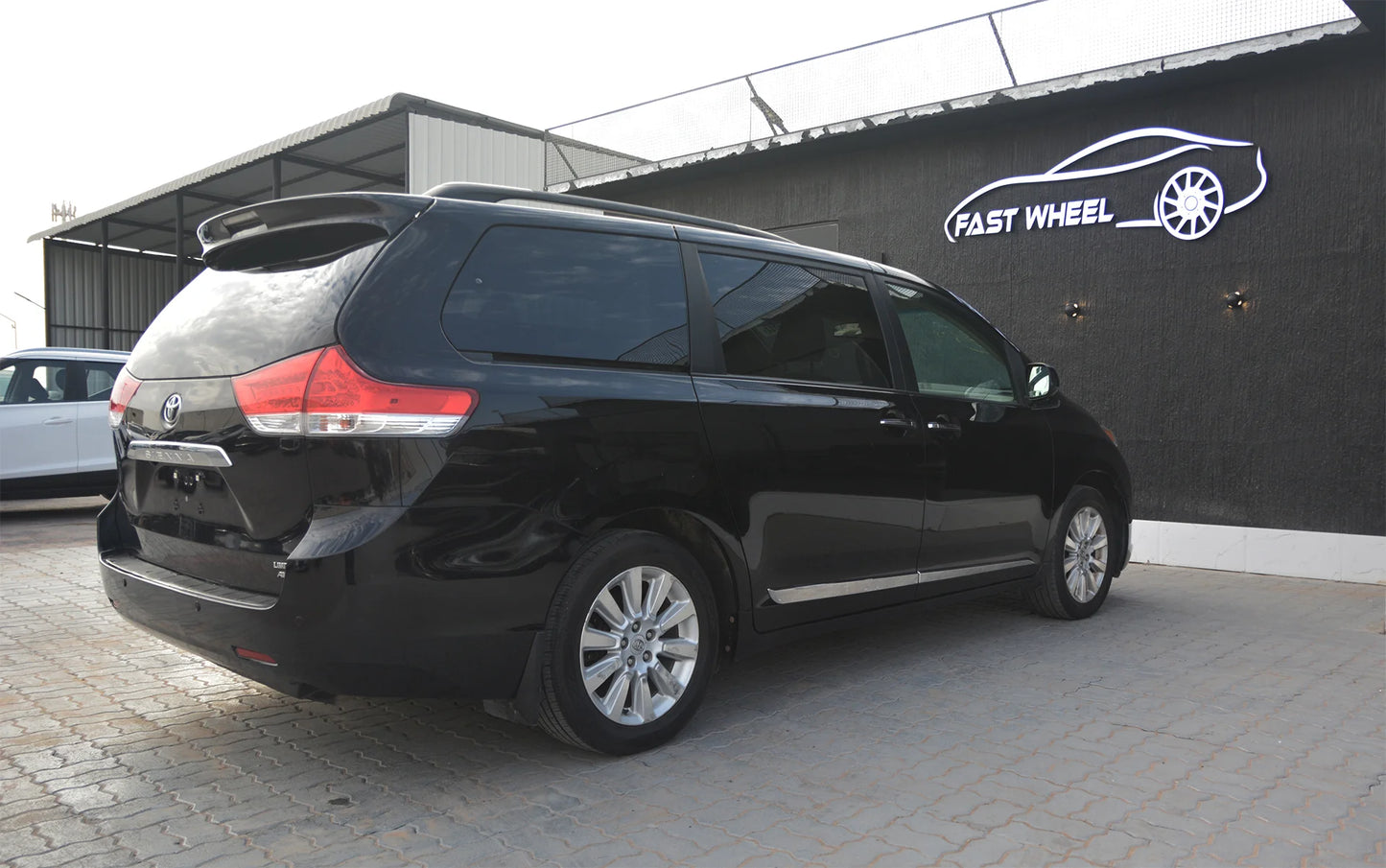 2011 TOYOTA SIENNA XLE - Fast Wheel