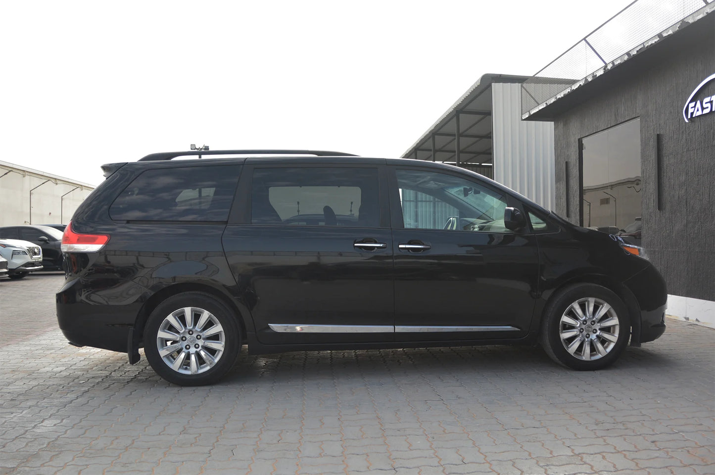 2011 TOYOTA SIENNA XLE - Fast Wheel