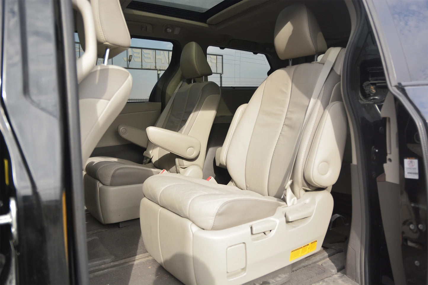 2011 TOYOTA SIENNA XLE - Fast Wheel