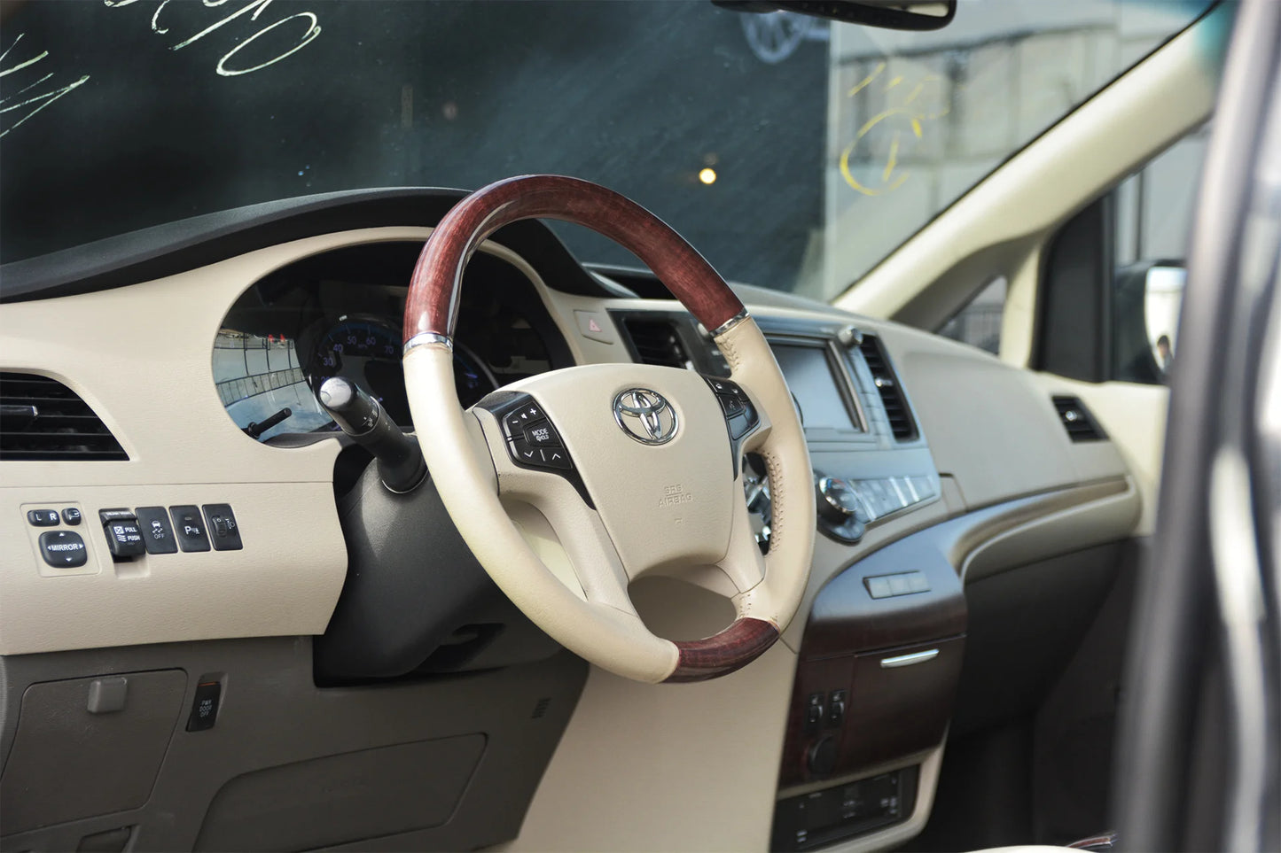2011 TOYOTA SIENNA XLE - Fast Wheel